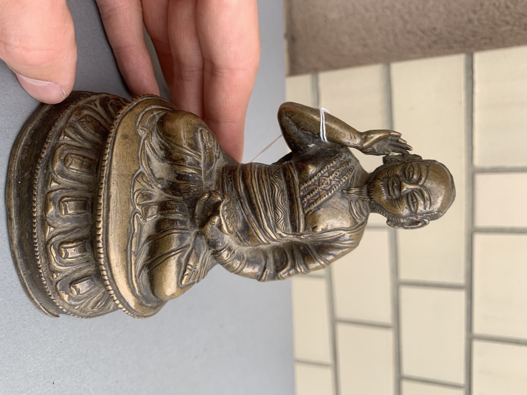 A BRONZE FIGURE OF A LAMA, POSSIBLY MILAREPA - 图6
