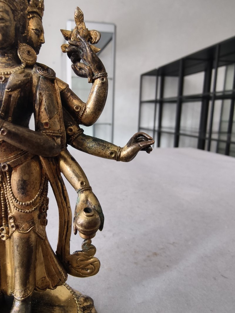 A GILT-BRONZE FIGURE OF EKADASHALOKESHVARA - 图7