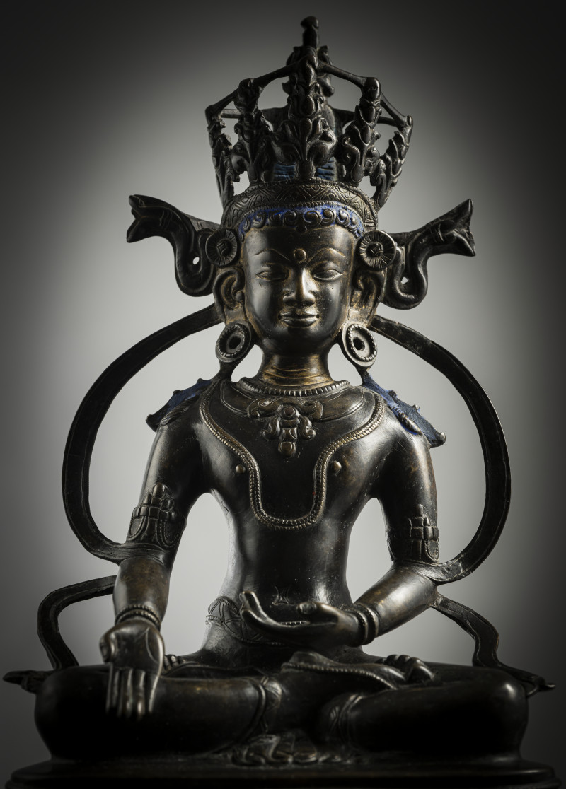 A BRONZE FIGURE OF RATNASAMBHAVA - 图3