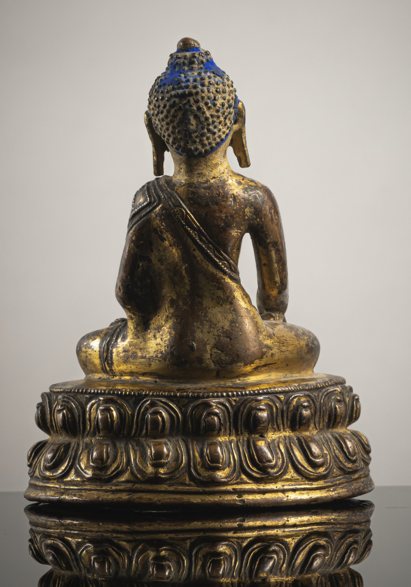 A GILT-COPPER FIGURE OF BUDDHA SHAKYAMUNI - 图2