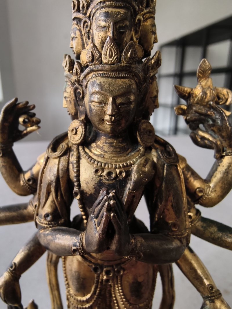 A GILT-BRONZE FIGURE OF EKADASHALOKESHVARA - 图16