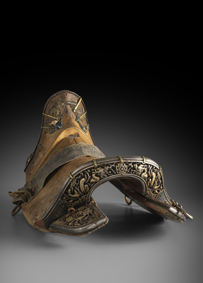 A RARE PARCEL GILT-IRON AND WOOD SADDLE WITH MOVABLE DERGE FITTINGS - 图5