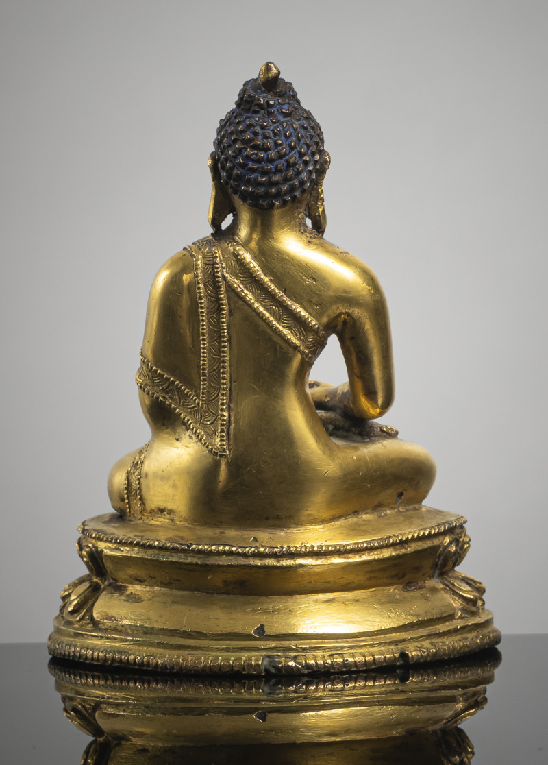 A GILT-BRONZE FIGURE OF BUDDHA SHAKYAMUNI - 图2