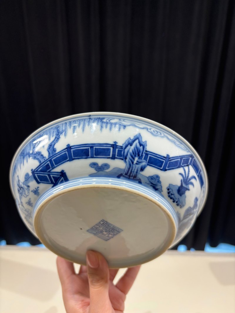 清乾隆 青花内岁寒三友外婴戏图盘 - 图8