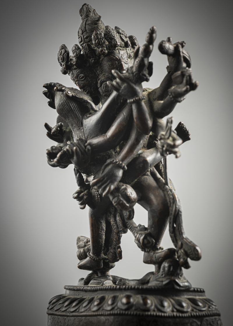 A BRONZE FIGURE OF CAKRASAMVARA AND HIS PARJNA - 图3