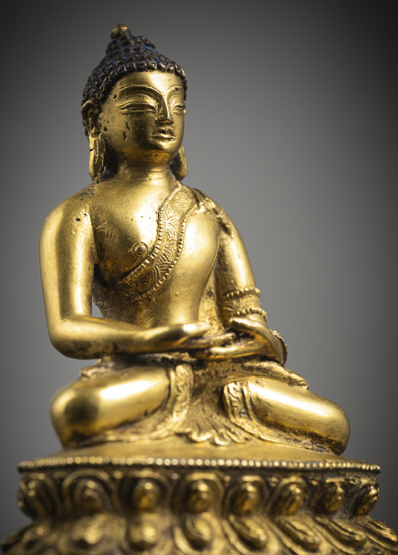 A GILT-BRONZE FIGURE OF BUDDHA SHAKYAMUNI - 图3