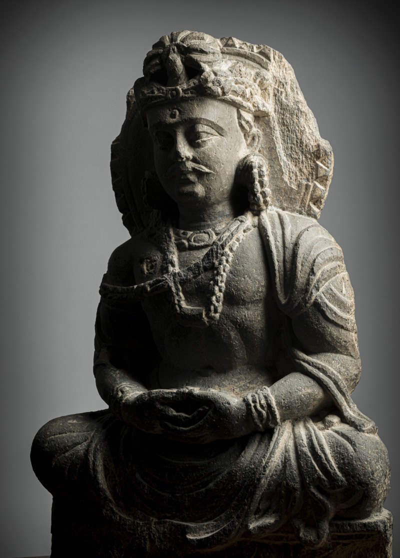 A GREY SCHIST STONE FIGURE OF A BODHISATTVA - 图3