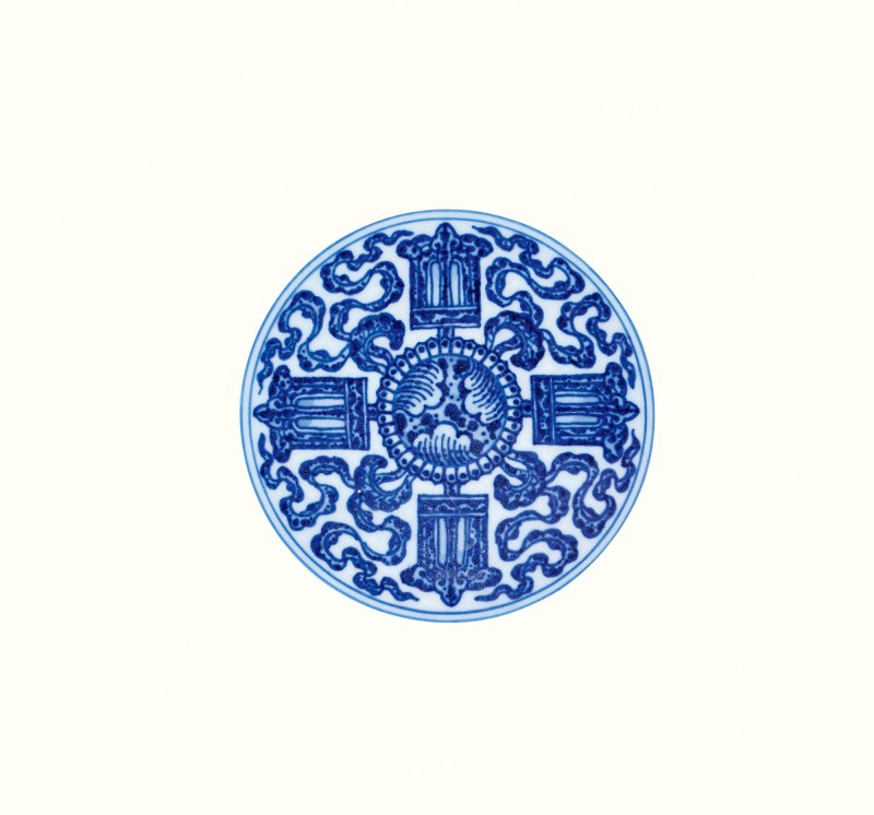 清乾隆 青花莲托八宝纹大碗 - 图2