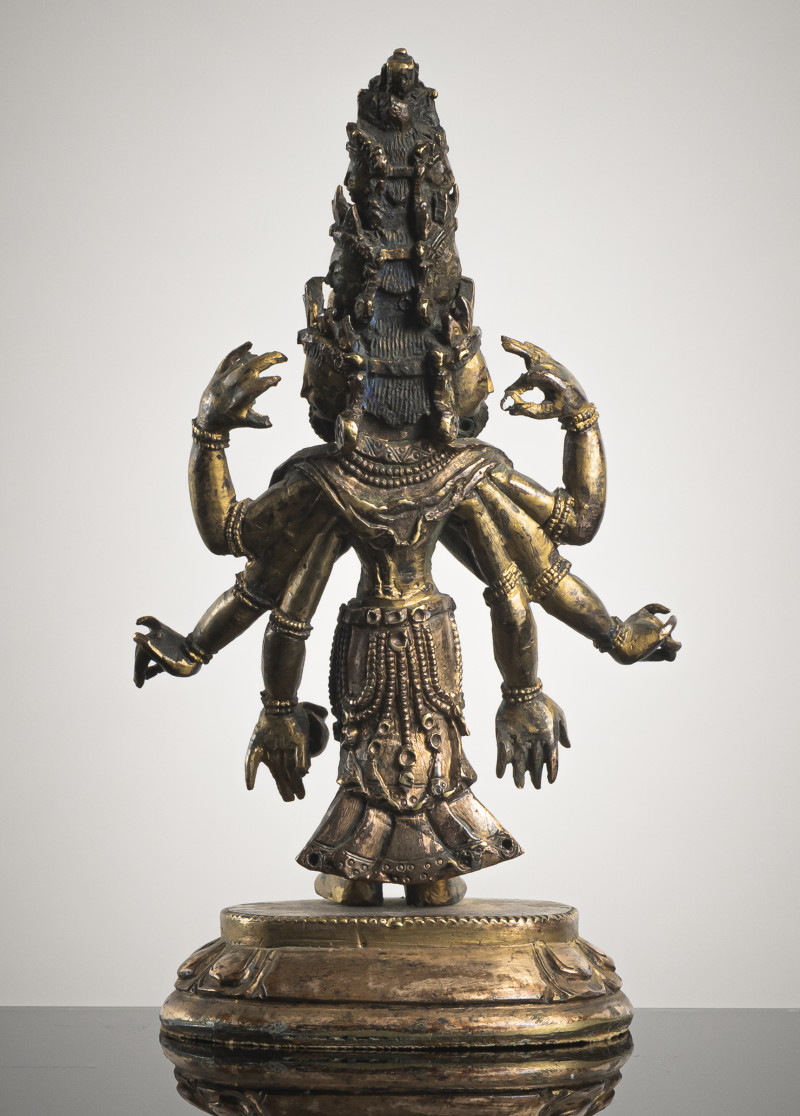 A GILT-BRONZE FIGURE OF EKADASHALOKESHVARA - 图2