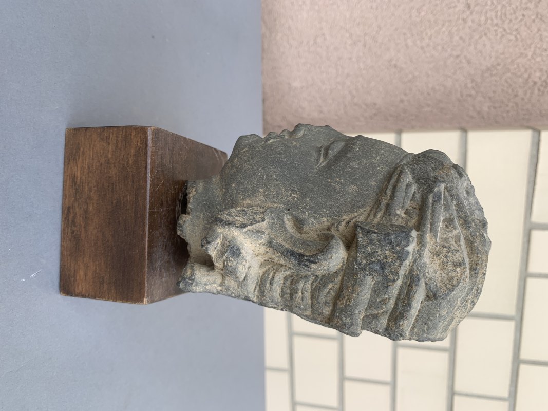A GREY SCHIST HEAD OF A BODHISATTVA - 图9