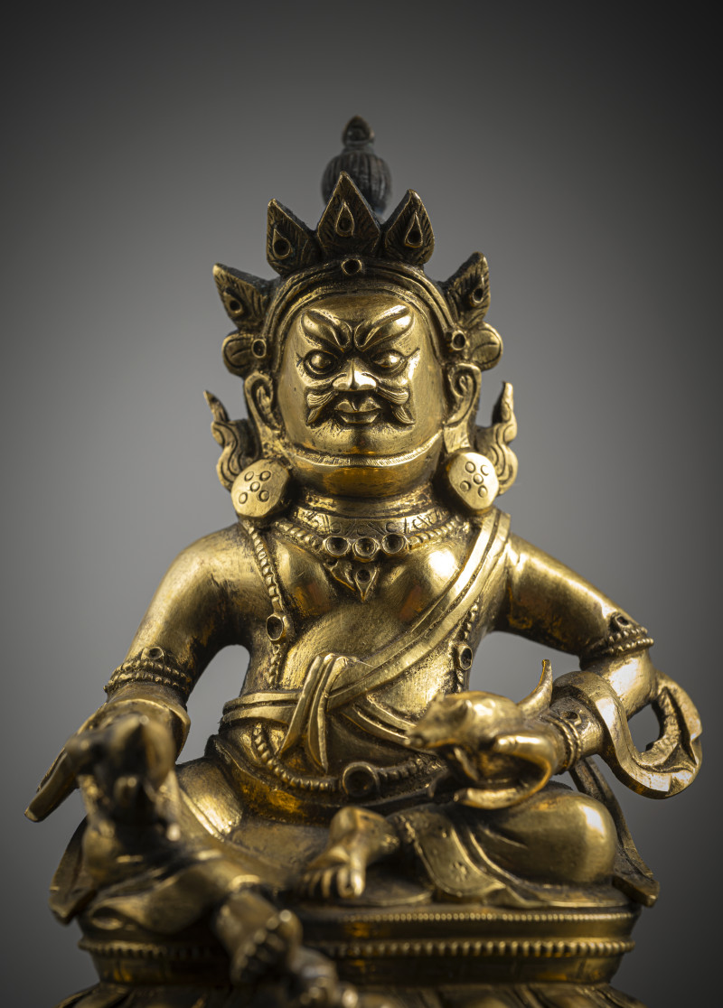 A GILT-BRONZE FIGURE OF VAISHRAVANA - 图3
