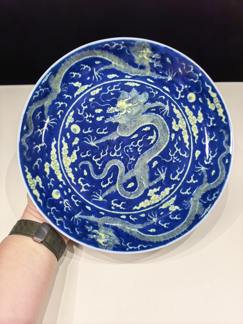 清乾隆 青花地黄彩云龙纹盘一对 - 图4