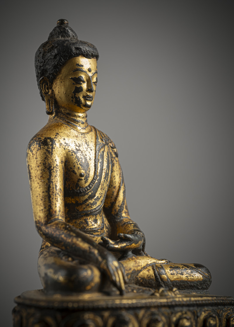 A GILT-BRONZE FIGURE OF BUDDHA SHAKYAMUNI - 图5