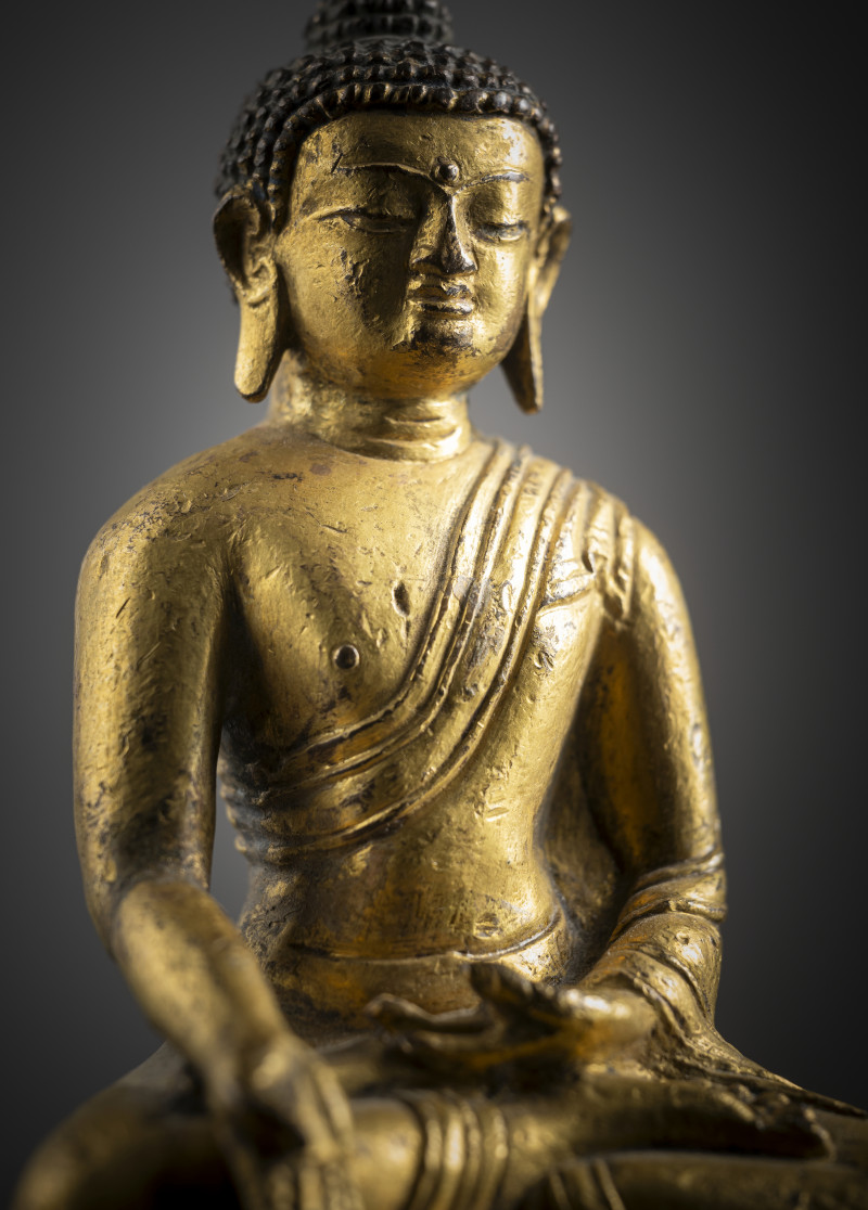 A GILT-BRONZE FIGURE OF BUDDHA SHAKYAMUNI - 图4