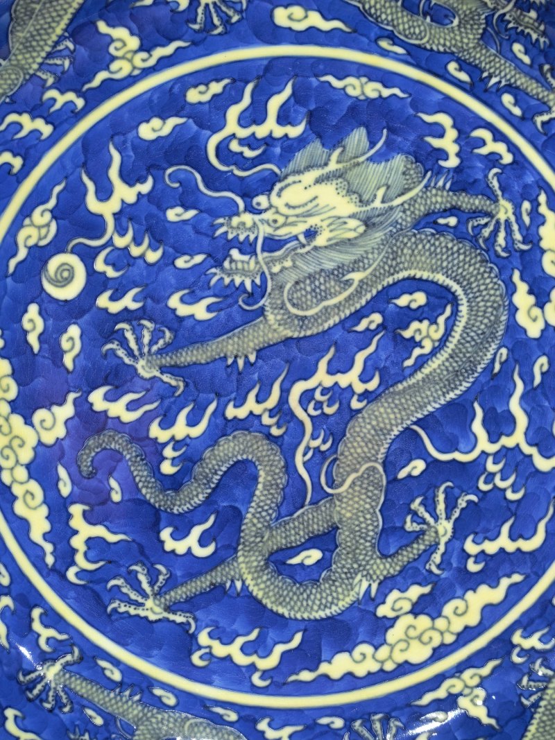 清乾隆 青花地黄彩云龙纹盘一对 - 图5