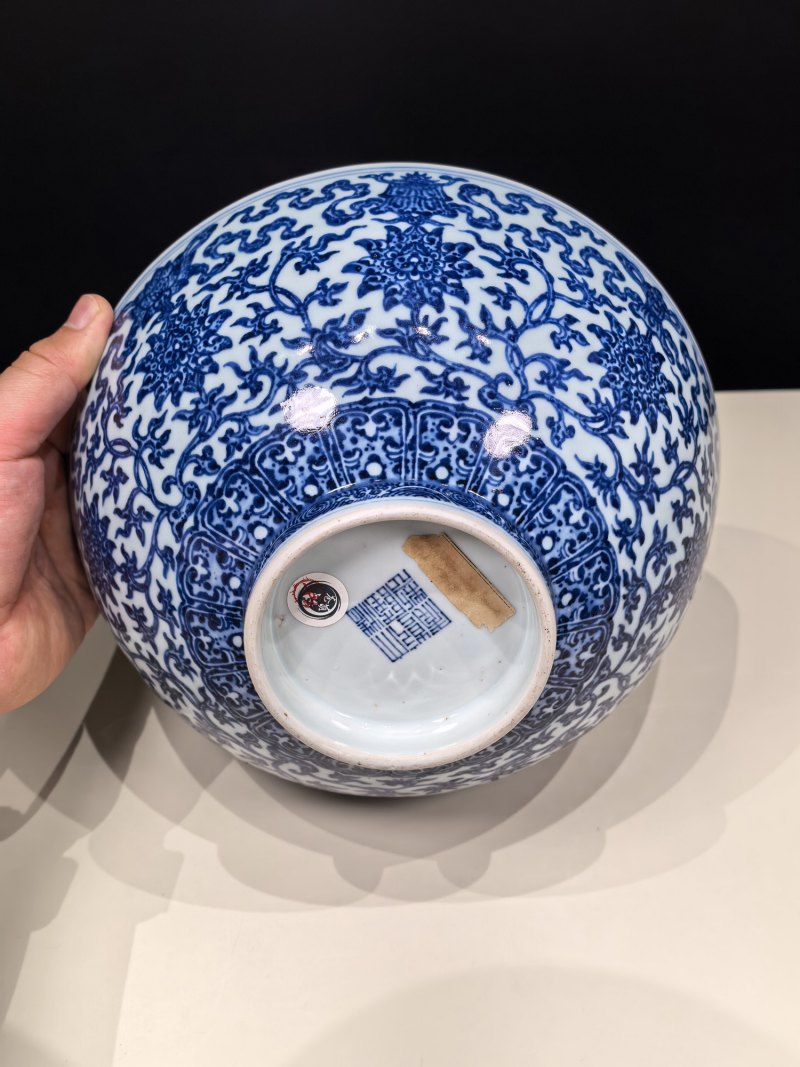 清乾隆 青花莲托八宝纹大碗 - 图4