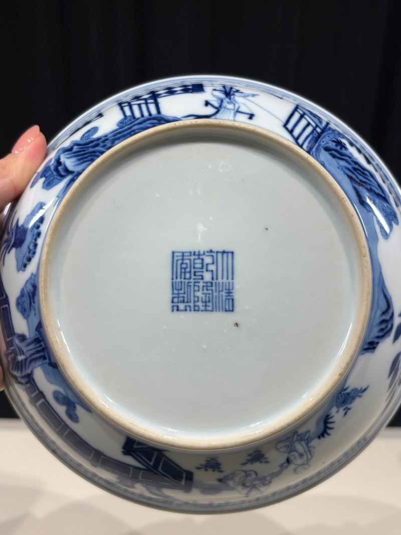 清乾隆 青花内岁寒三友外婴戏图盘 - 图12