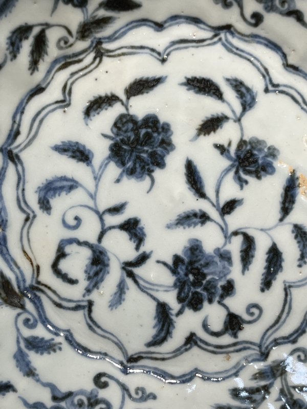 明宣德 青花折枝月季花瑞果纹菱花盘 - 图7