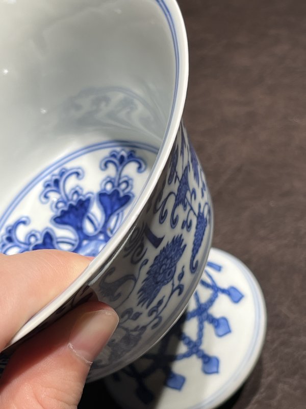 清乾隆 青花缠枝莲托八宝纹高足杯 - 图21