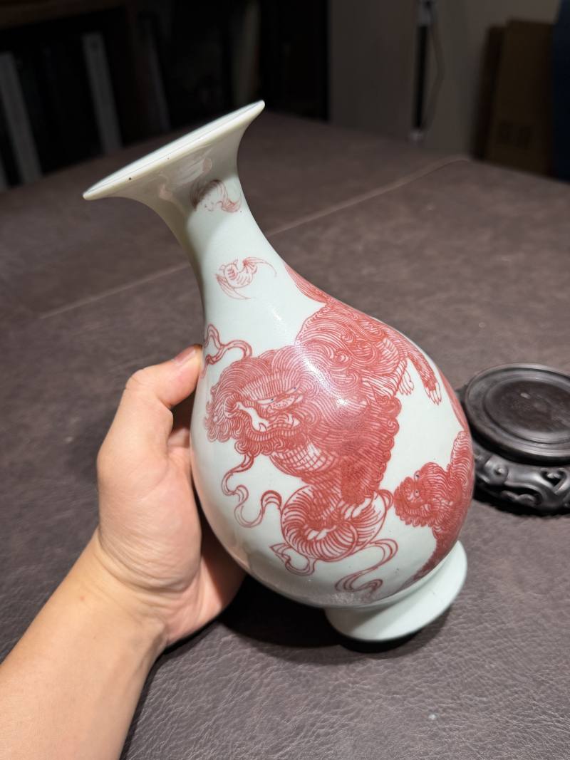 清道光 釉里红太狮少狮玉壶春瓶（配木座、老盒） - 图6