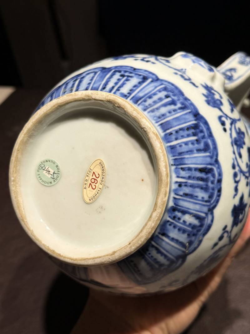 清乾隆 青花缠枝花卉纹僧帽壶 - 图17
