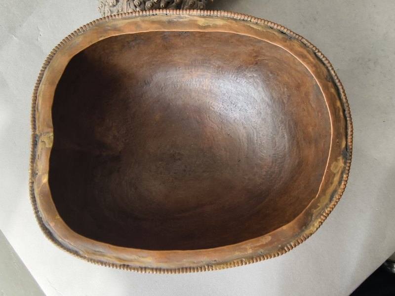 A COPPER EMBOSSED KAPALA WITH COVER ON STAND - 图5
