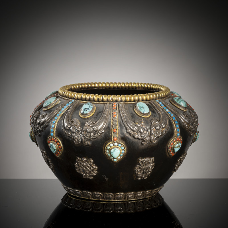 A PARCEL-GILT SILVER AND SEMI-PRECIOUS STONE INLAID METAL BOWL