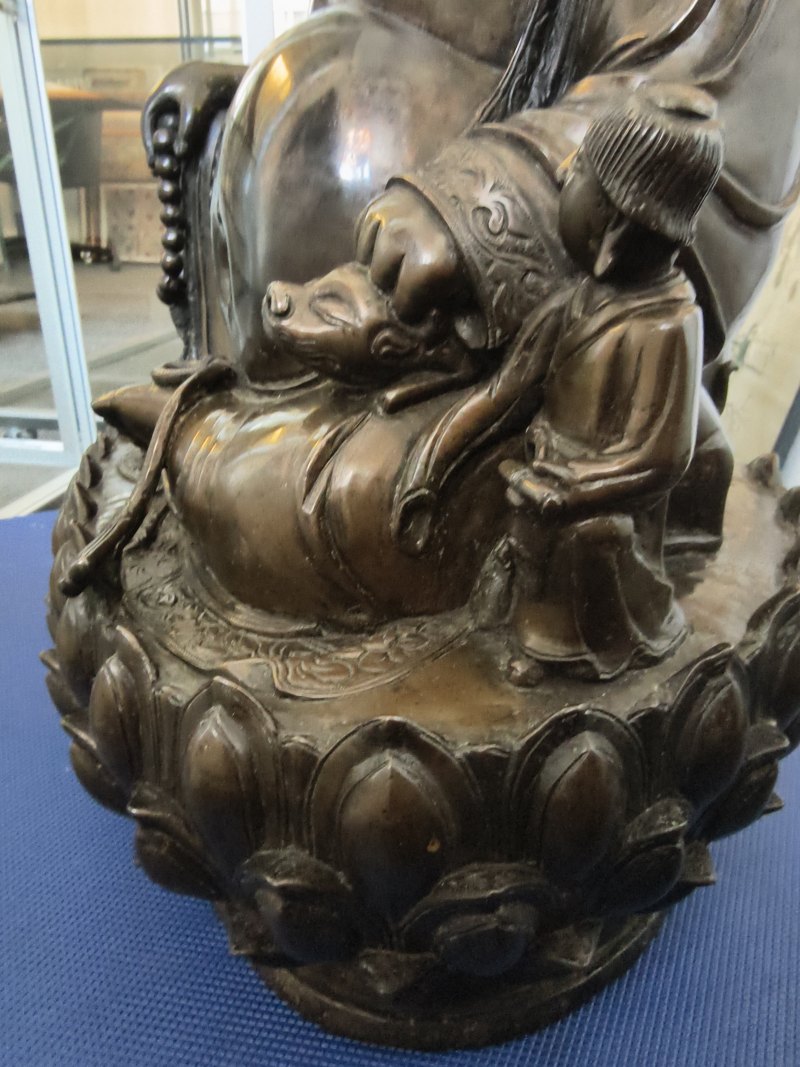 A large cast bronze figure of seated Budai with boys on a lotus pedestal - 图23