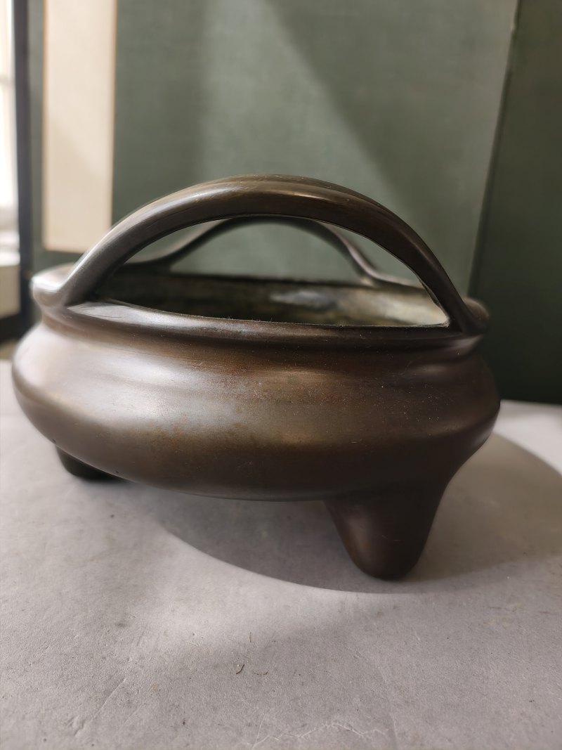 A tripod bronze incense burner with handles on the rim - 图7
