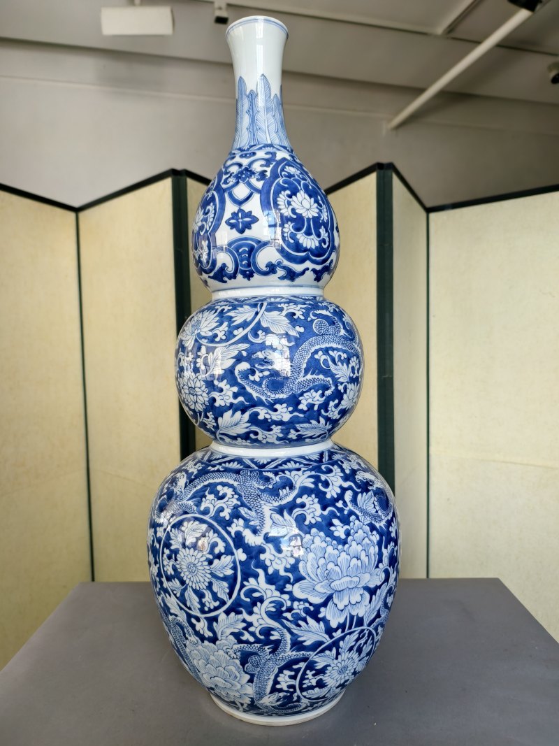 A large and rare 'triple gourd' porcelain vase with underglaze blue dragon decoration - 图19