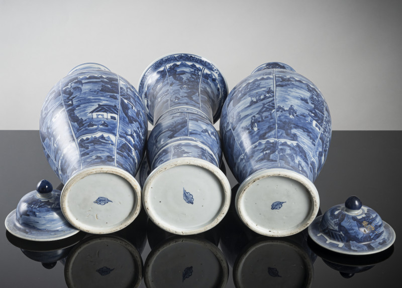 Set of two lidded vases and a 'gu'-shaped porcelain vase with underglaze blue decoration of scholar landscapes - 图4