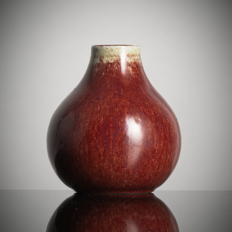 A small oxblood-glazed porcelain vase on wood stand - 图3