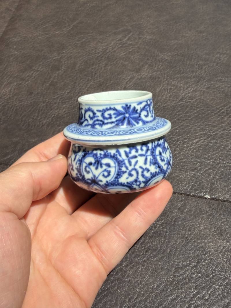 清雍正 仿永乐青花锦地花卉纹轴头罐 - 图4