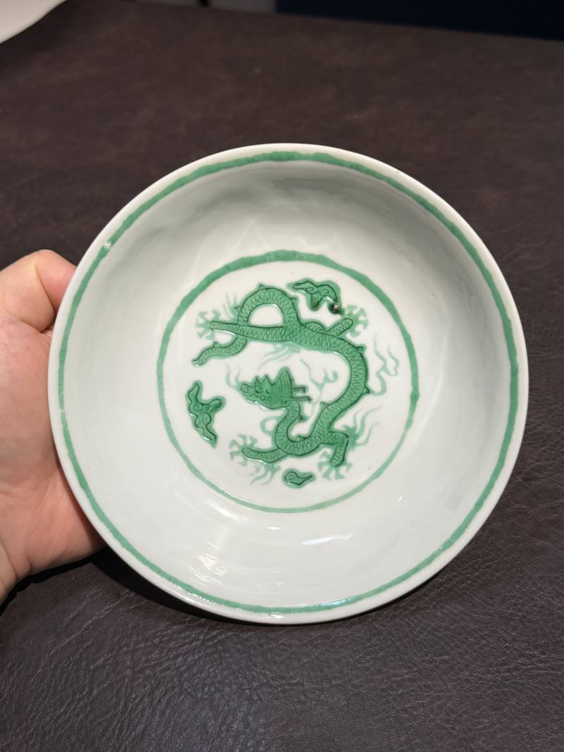 清康熙 仿弘治白地暗刻海水绿彩龙纹盘 - 图5