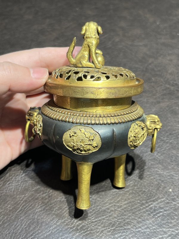 清乾隆 造办处乌铜鎏金錾花双耳狮钮三足炉 - 图7
