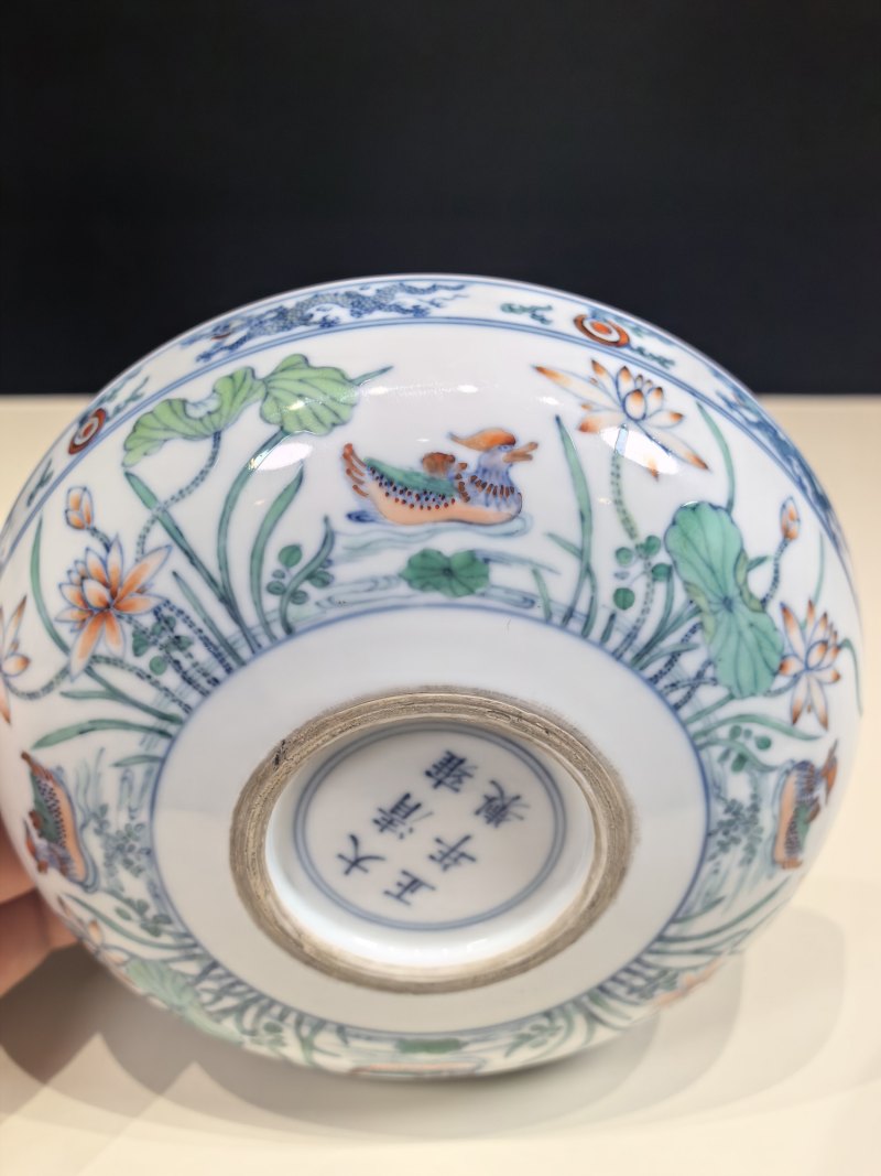 清雍正 斗彩鸳鸯荷塘图卧足盘一对 - 图21