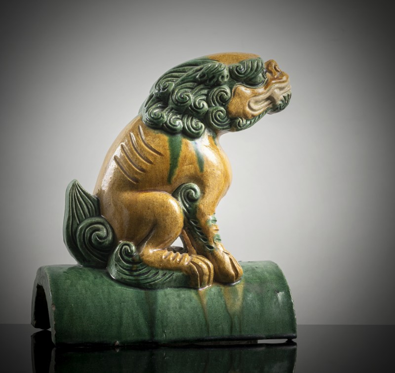 A 'sancai' glazed ceramic roof tile in the shape of a fo lion - 图2