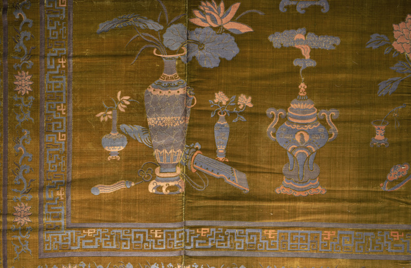 A large and very fine golden yellow silk velvet - 图4