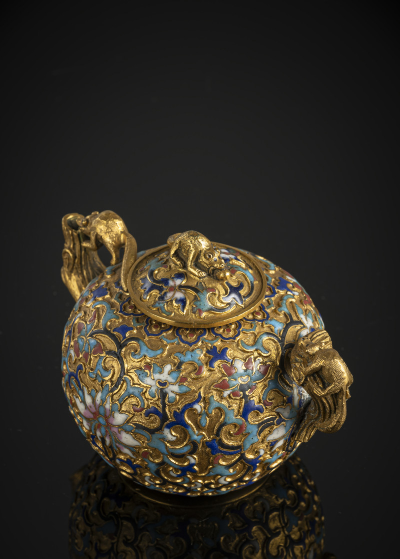 A fine gilt-bronze wine or teapot with champlevé decoration of lotus and foliage, the cover with a squirrel as knob - 图2