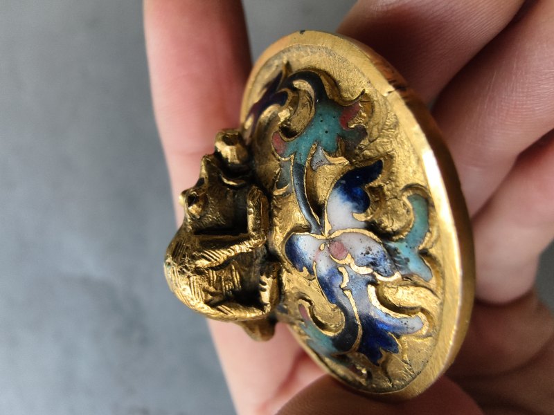 A fine gilt-bronze wine or teapot with champlevé decoration of lotus and foliage, the cover with a squirrel as knob - 图6