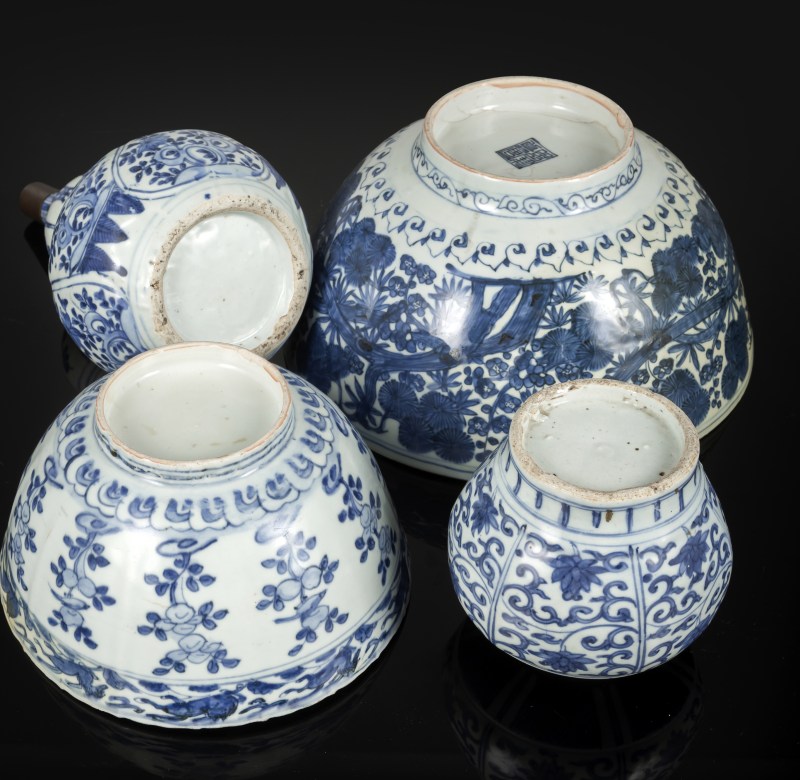 Two bowls, a vase and a jar, all with underglaze blue decoration - 图4