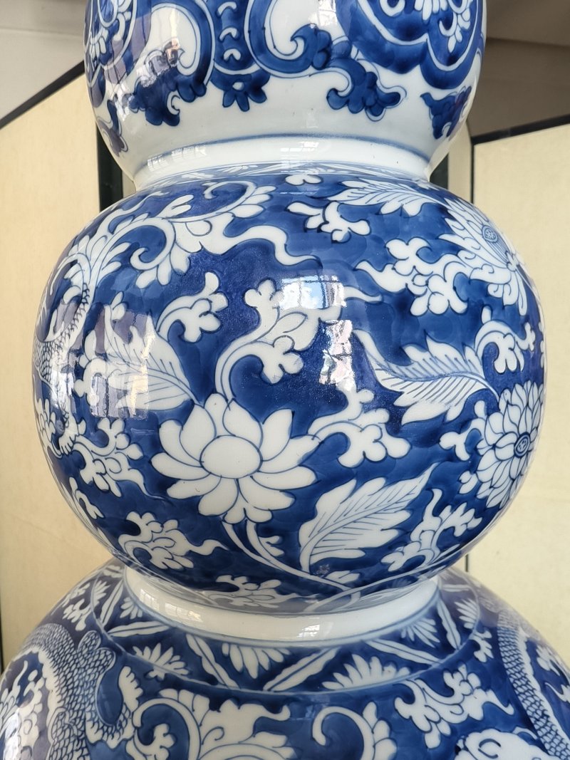 A large and rare 'triple gourd' porcelain vase with underglaze blue dragon decoration - 图30