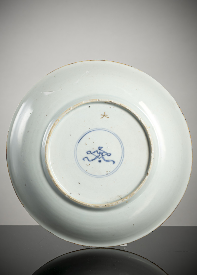 Porcelain plate with 'Famille verte' figurine decoration - 图3