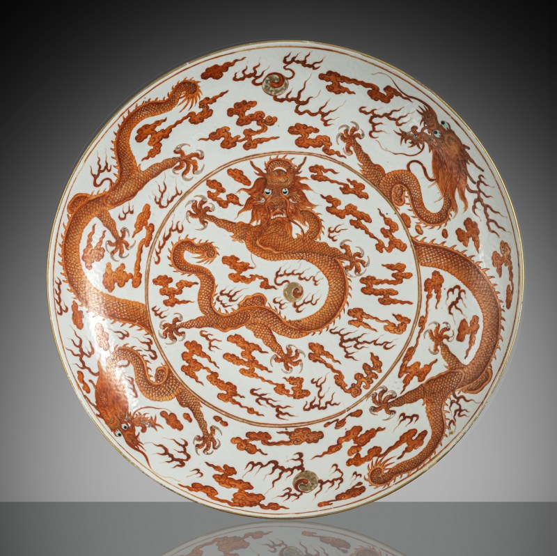 A large porcelain plate with dragon decoration in iron red and gold - 图1