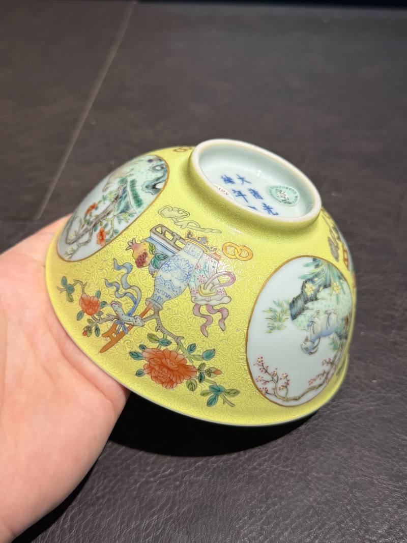 清光绪 内青花外黄地轧道粉彩开光三羊开泰图膳碗 - 图16