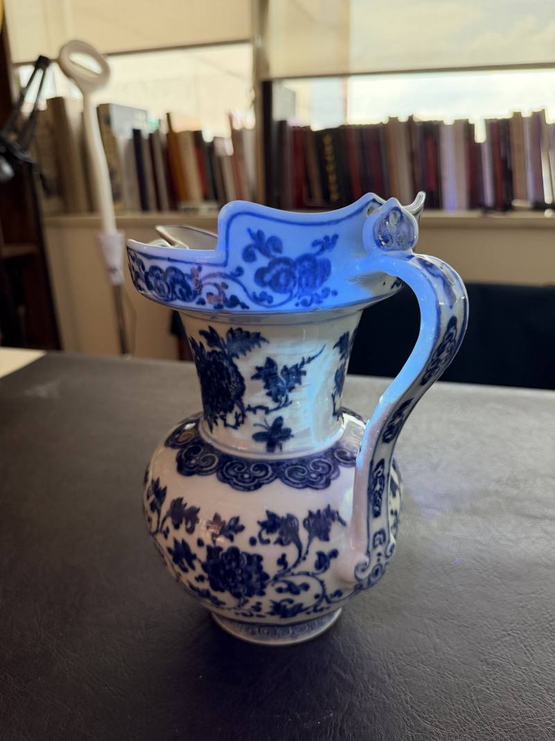 清乾隆 青花缠枝花卉纹僧帽壶 - 图20
