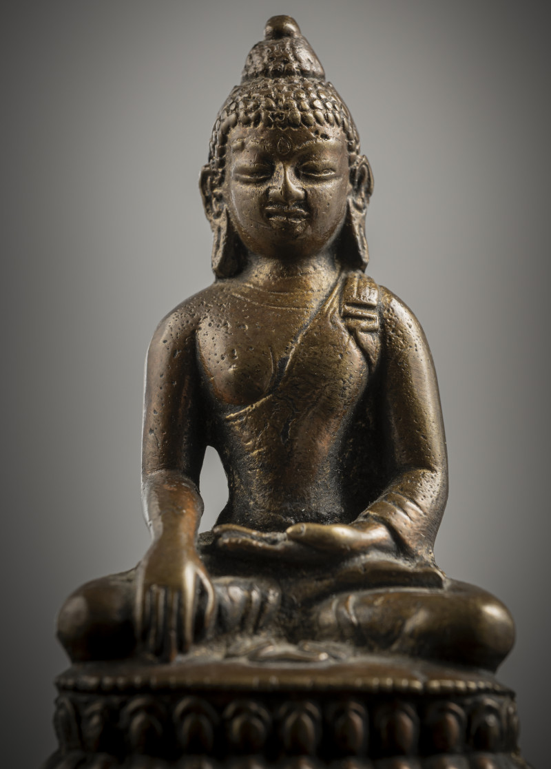 A BRONZE FIGURE OF AKSHOBHYA - 图5