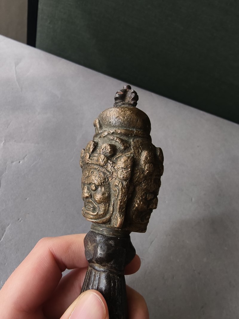 A metal bell (ghanta) and a phurbu - 图26