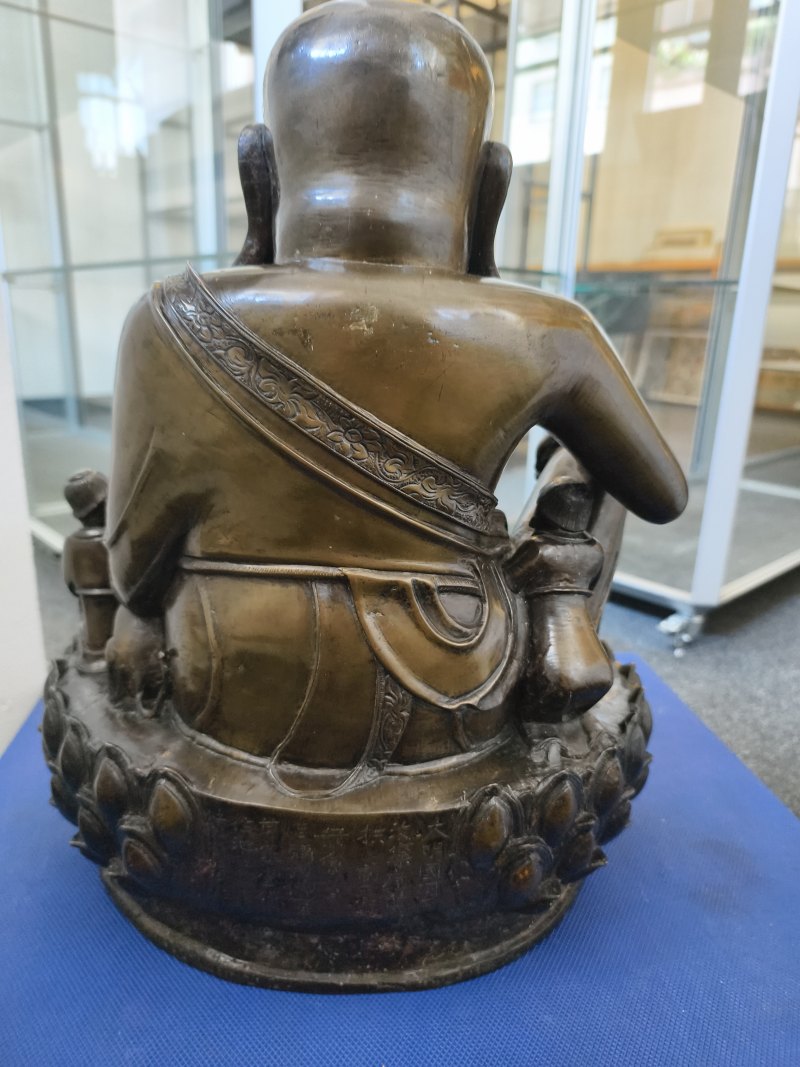 A large cast bronze figure of seated Budai with boys on a lotus pedestal - 图25