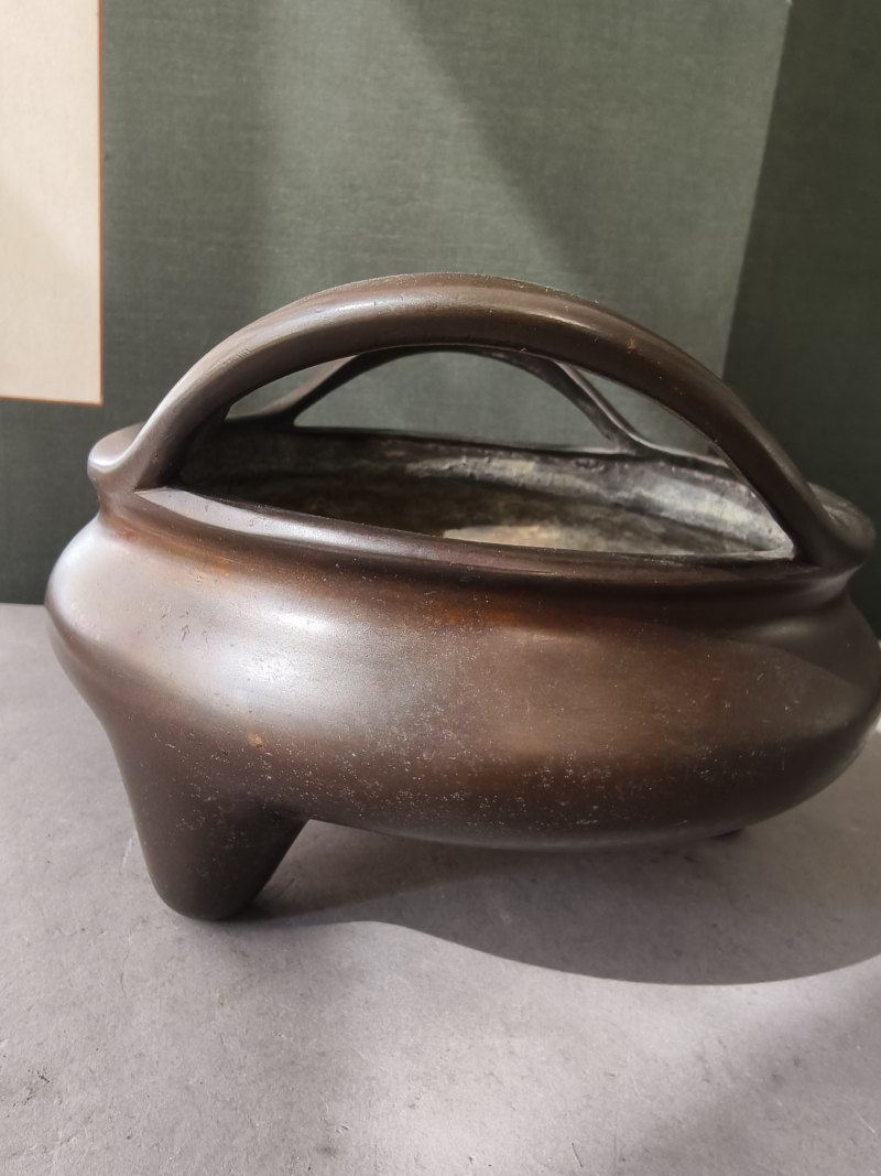 A tripod bronze incense burner with handles on the rim - 图9